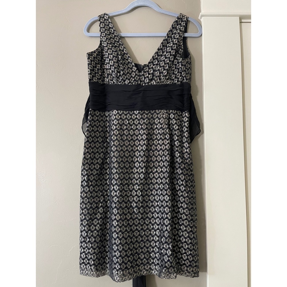 Maggy London Metallic Floral Lace V-Neck Cocktail Dress Black Silver Silk Trim